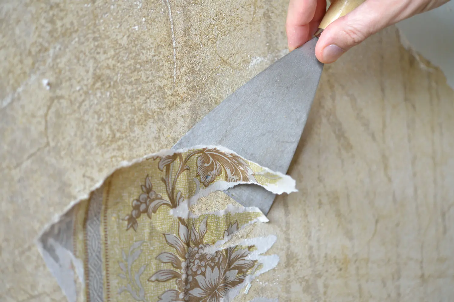 Savannah's top wallpaper removal service, peeling old wallpaper to reveal a fresh surface.